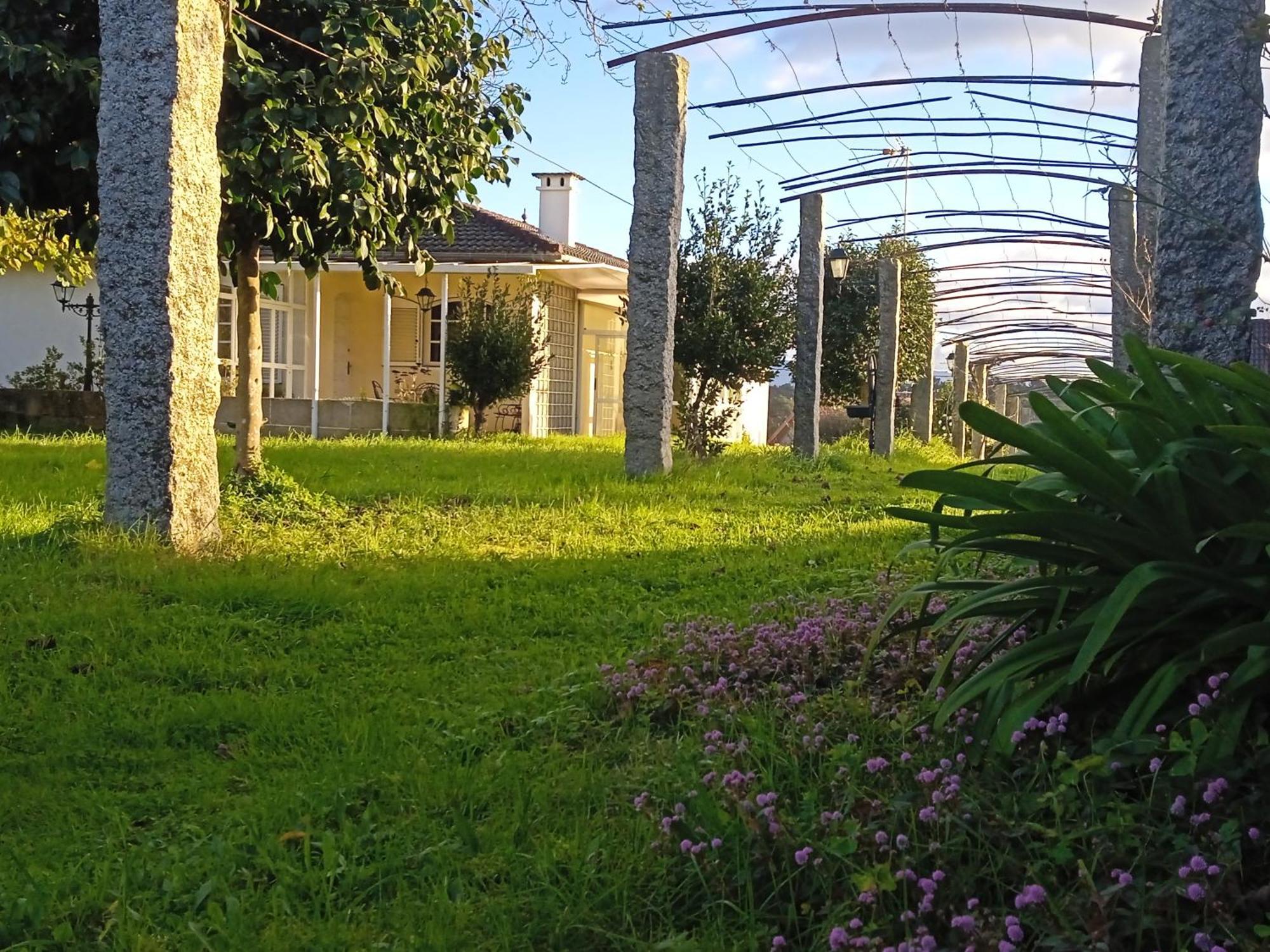 A Casa De Abelleira Ponteareas Bed & Breakfast Bagian luar foto